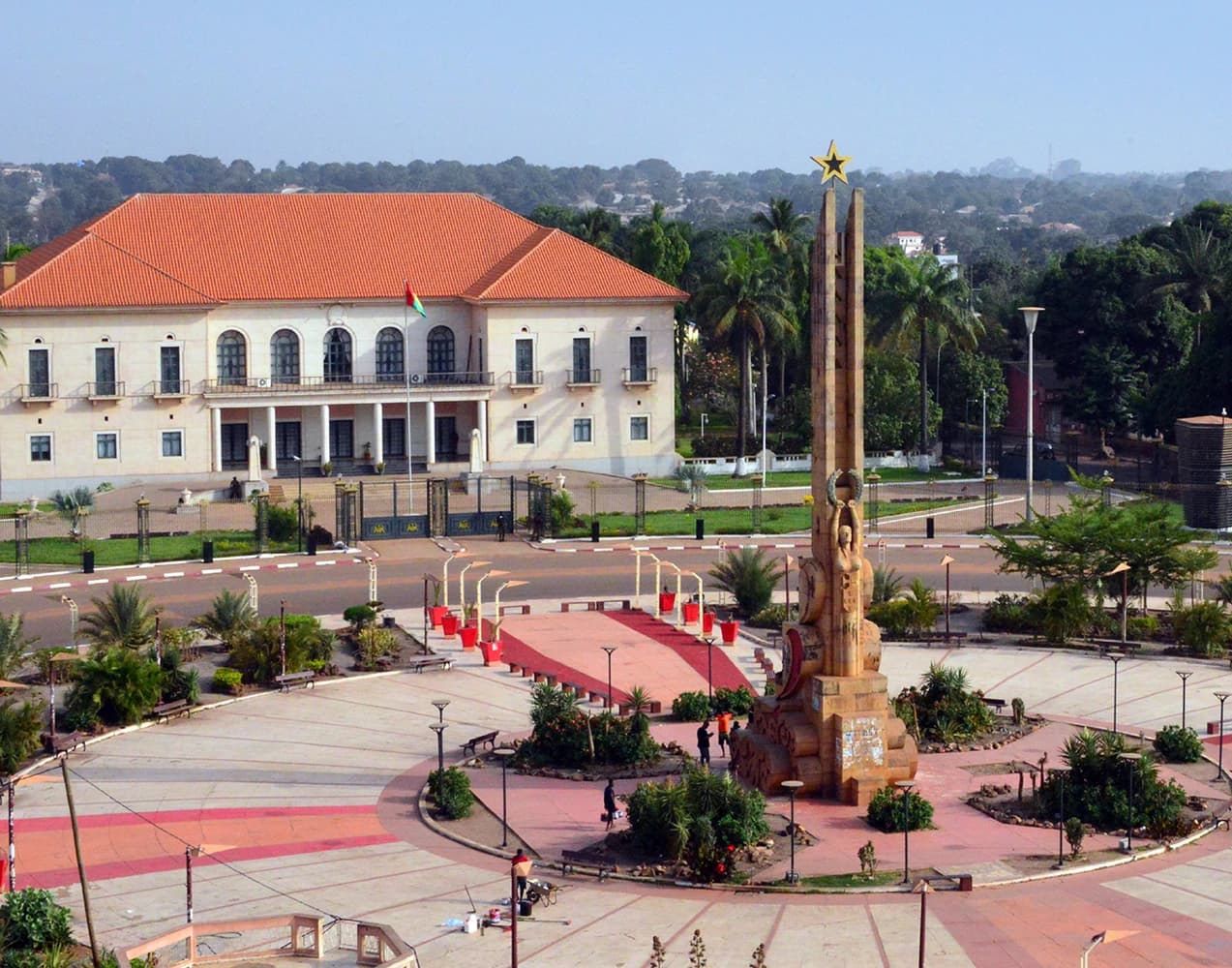 O Monumento aos Heróis da Independência e o palácio presidencial, na praça dos Heróis Nacionais, em Bissau