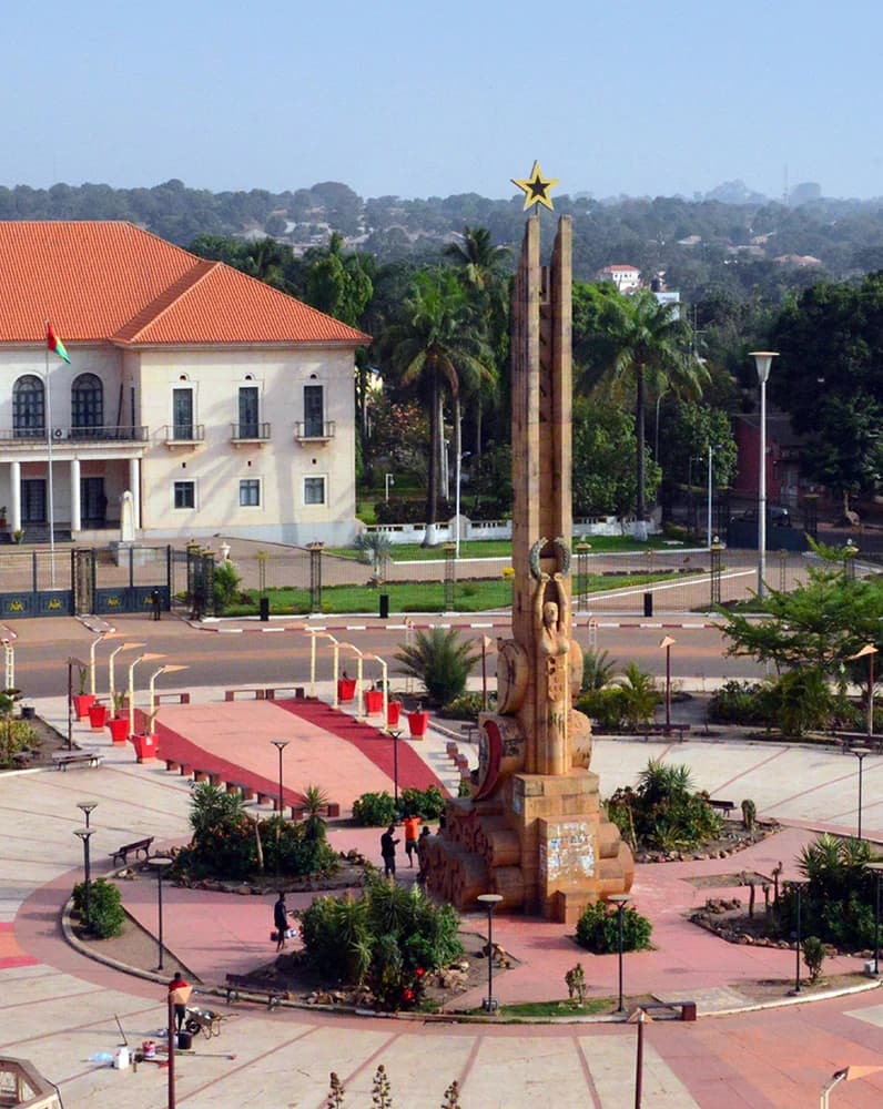 O Monumento aos Heróis da Independência e o palácio presidencial, na praça dos Heróis Nacionais, em Bissau