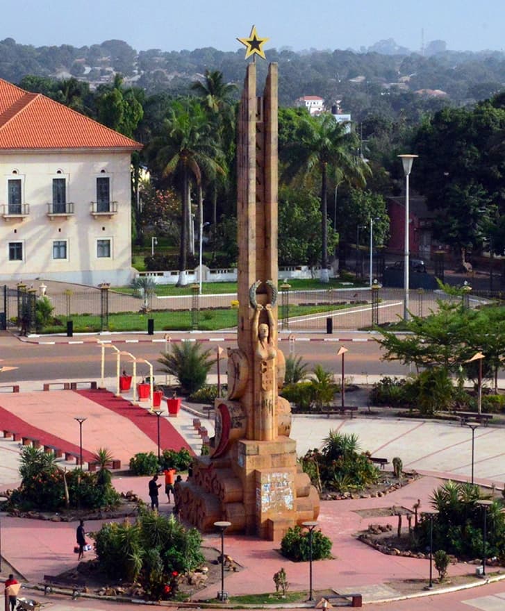 O Monumento aos Heróis da Independência, na esplanada da praça dos Heróis Nacionais, em Bissau