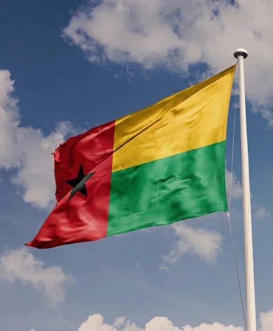 A bandeira da Guiné-Bissau a tremular num céu azul