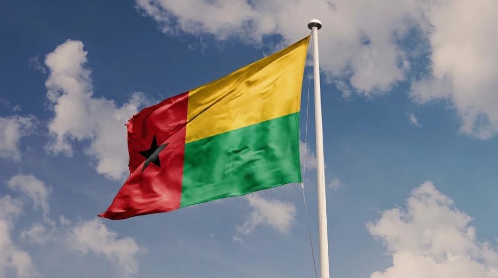 A bandeira da Guiné-Bissau a tremular num céu azul