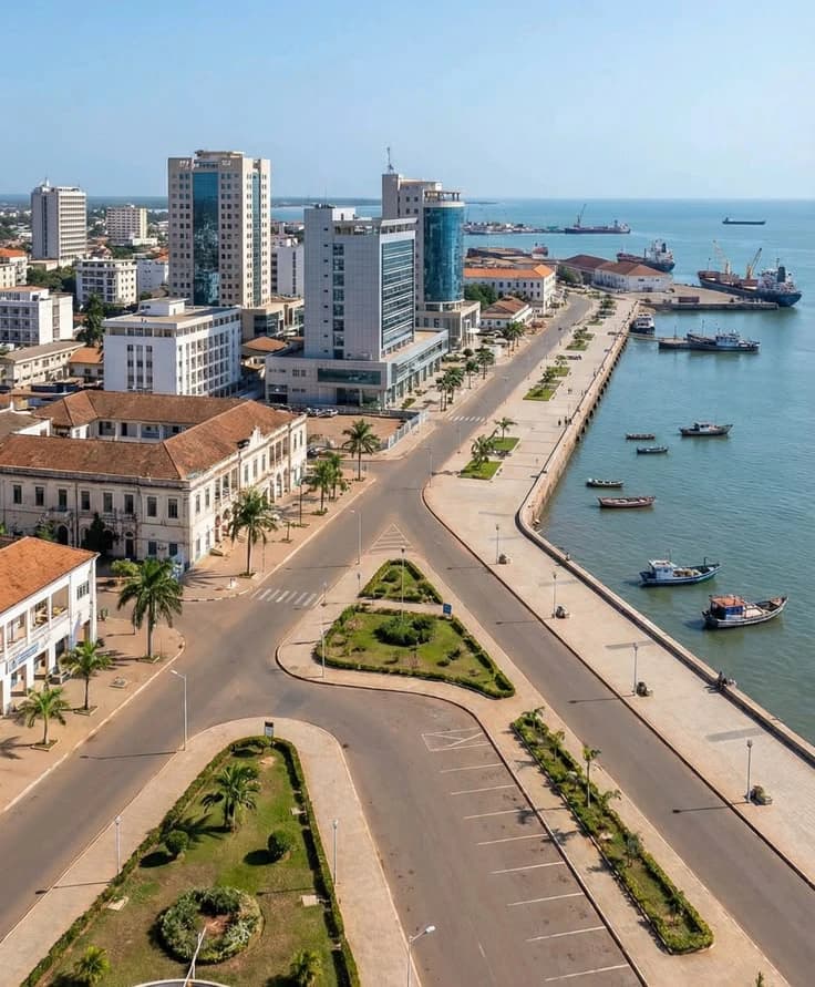 Vista aérea da avenida marginal e do porto de Bissau