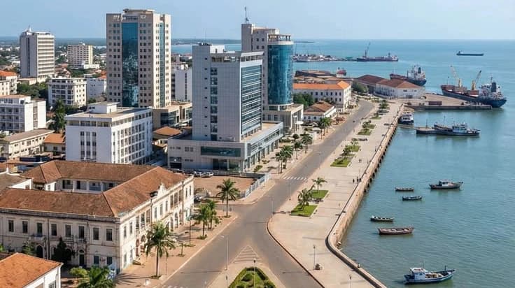Vista aérea da avenida marginal e do porto de Bissau